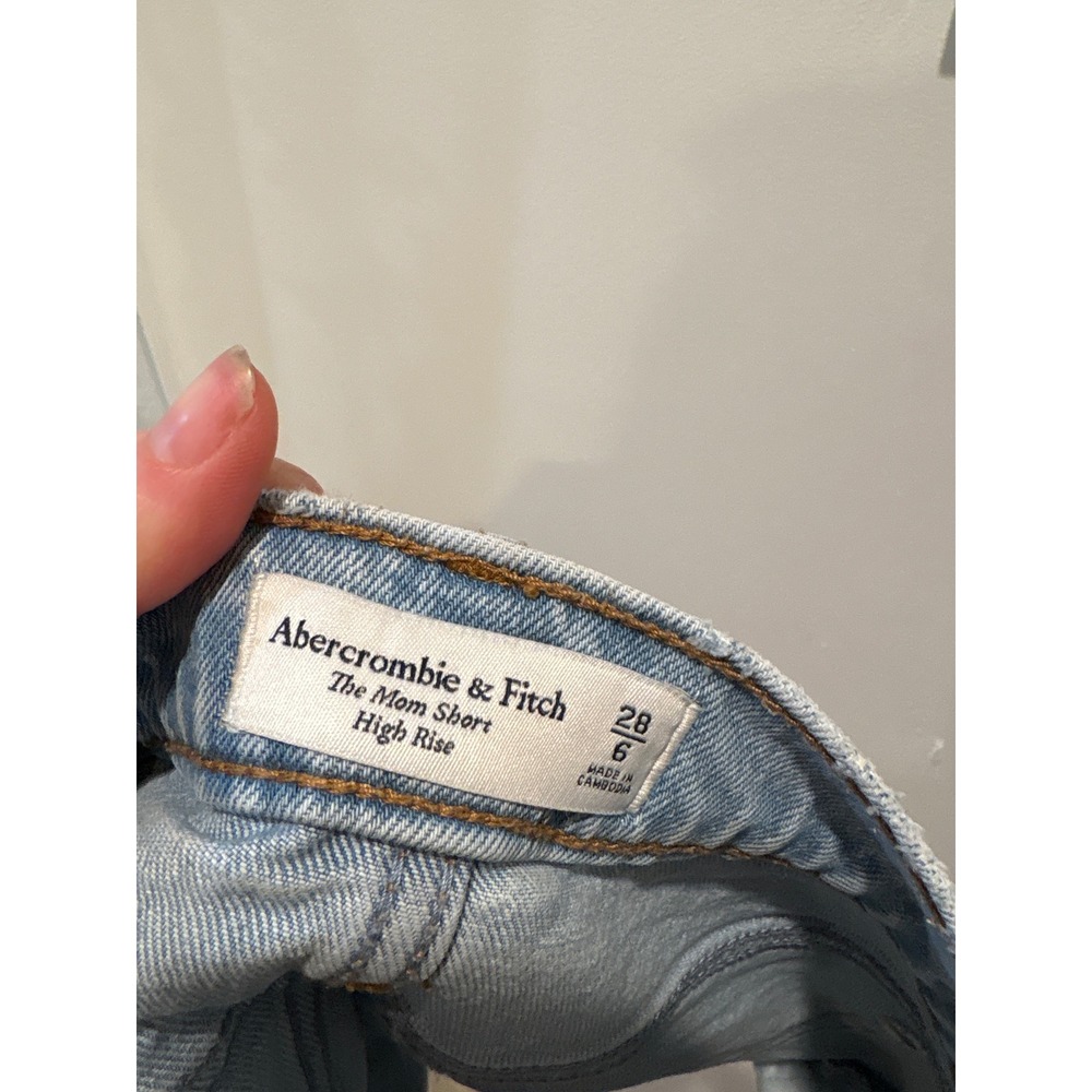 Abercrombie Fitch The Mom Short High Rise Light Wash Denim Shorts Size 28 - Picture 3 of 4